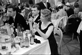 Co było na stole? Np. dwa lata później też w Filharmonii: kanapki, napoje w butelkach i tajemniczych karafkach oraz papierosy.