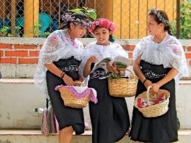 Szkoła terenowa projektu „Zaangażowana humanistyka”, San Miguel Tenango. Indianki Nahua czytające książkę w języku nahuatl, wydaną przez zespół z UW we współpracy z lokalnymi autorami.