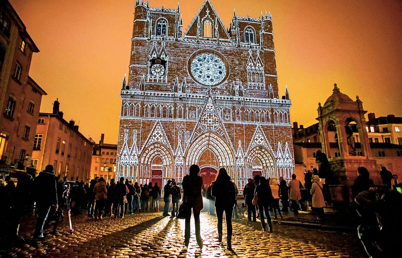 Katedra Saint-Jean w Lyonie w widowiskowej LEDowej iluminacji artysty Yves´a Moreaux