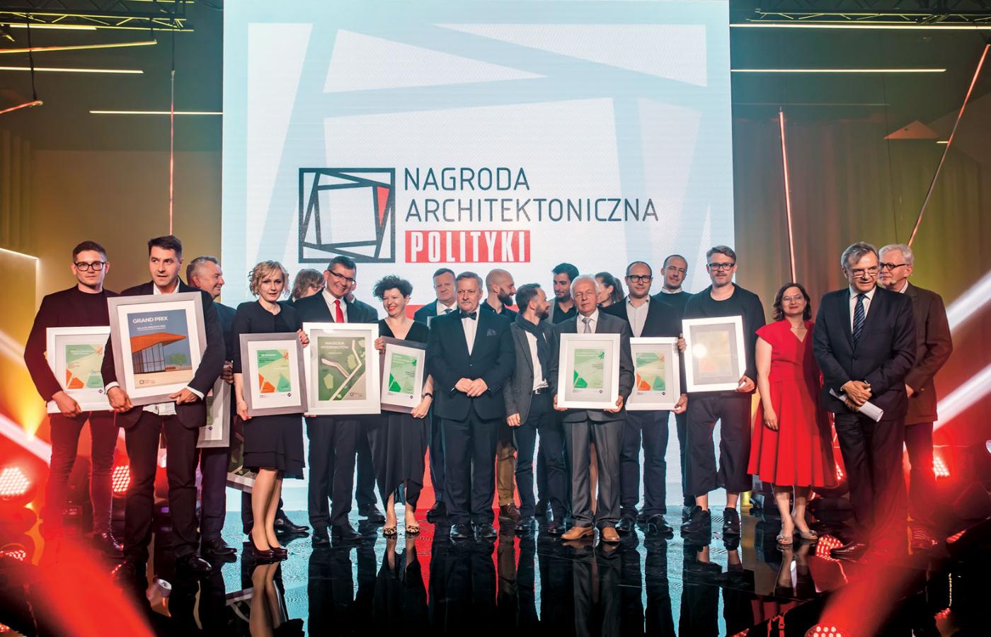 Laureaci Nagrody oraz prowadzący galę Jerzy Baczyński i Piotr Sarzyński.