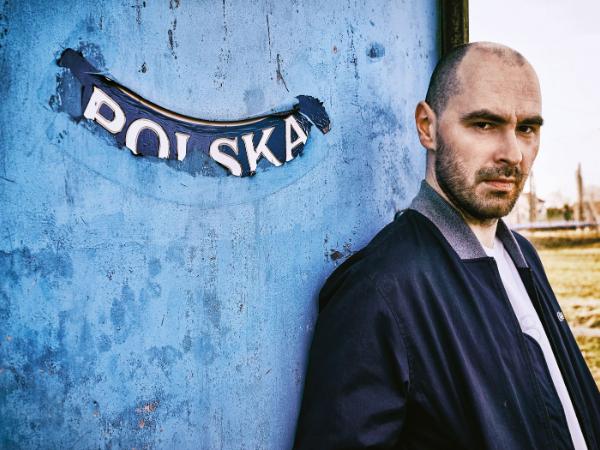 Jakub Żulczyk (ur. 1983 r.) – pisarz i scenarzysta, debiutował powieścią „Zrób mi jakąś krzywdę”, następnie ukazały się m.in. „Radio Armageddon”, „Instytut”, „Ślepnąc od świateł”, „Wzgórze psów” i „Czarne słońce”.