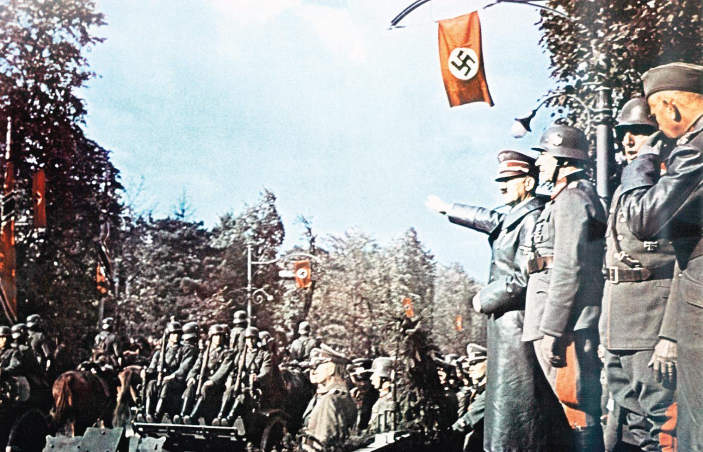 Adolf Hitler odbiera defiladę oddziałów niemieckich w Alejach Ujazdowskich w Warszawie, 5 października 1939 r.