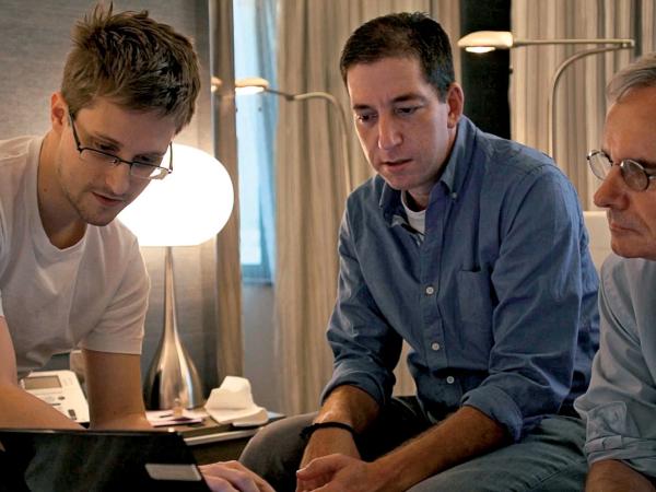 Edward Snowden (pierwszy z lewej) ujawnia tajemnice cyfrowej inwigilacji.