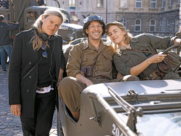 Na planie „Lee”. Na fot. od lewej: Ellen Kuras, Andy Samberg (jako fotograf David Scherman) i Kate Winslet