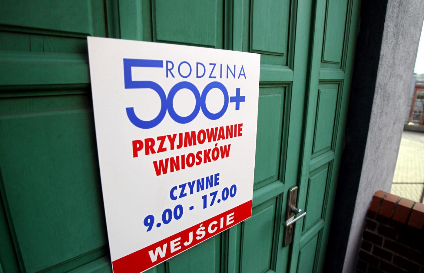 Główny program społeczny, 500 plus, pozwolił partii Kaczyńskiego wygrać wybory.