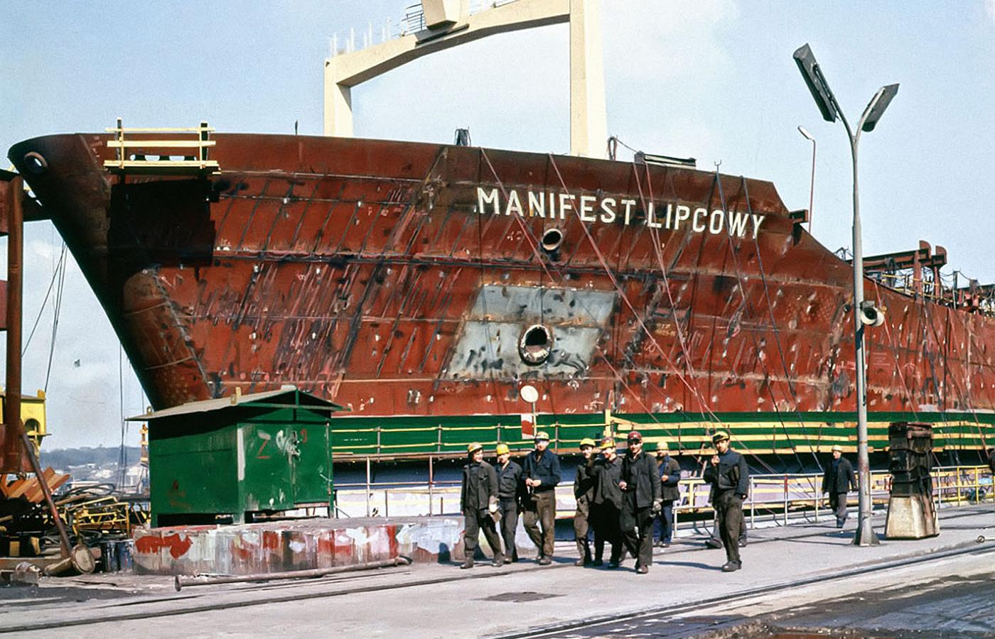 Szczytowe osiągnięcie powojennego przemysłu stoczniowego – największy statek, któremu w 1970 r. nadano imię „Manifest Lipcowy”.