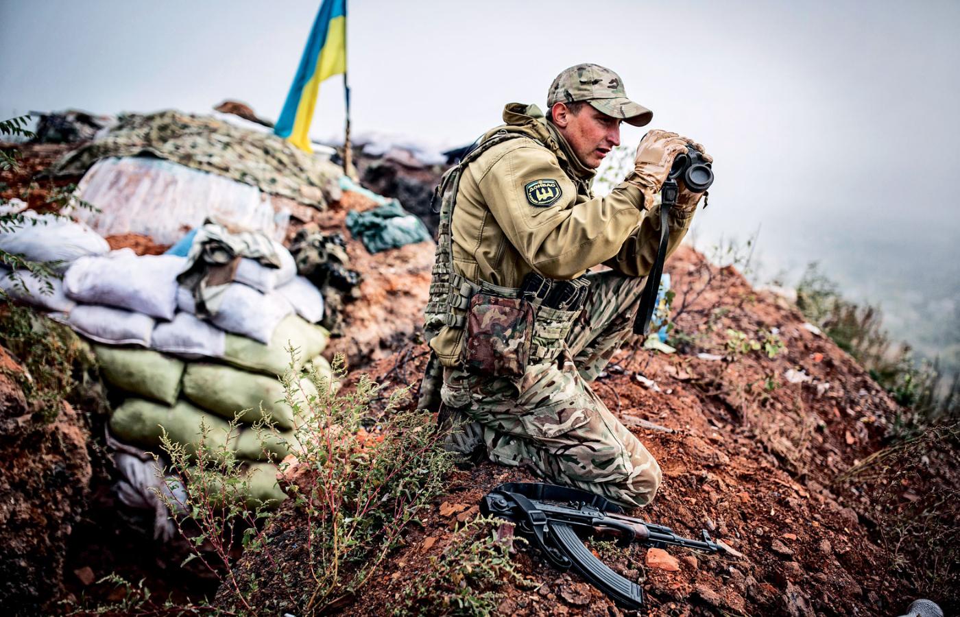 Ukraiński spotter, czyli żołnierz współpracujący ze snajperem. Marjinka, ostatnie miasto kontrolowane przez Ukrainę na granicy z Doniecką Republika Ludową.