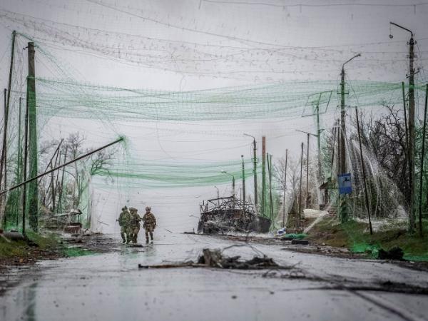 Ukraińscy żołnierze biorą udział w misji zabezpieczania ulic przed rosyjskimi dronami na linii frontu w mieście Drużkiewka.