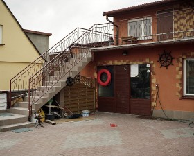 Na wielu domach Osiedla Rybackiego przyczepione są elementy kutrów oddanych kilka lat temu na złom.