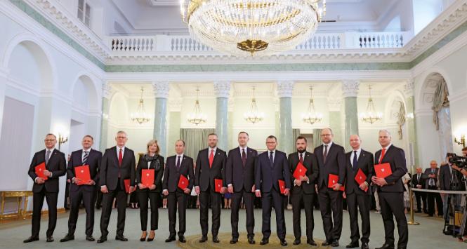 Prezydent ze swoją ekipą. Od lewej: Rafał Leśkiewicz, Mateusz Kotecki, Sławomir Cenckiewicz, Agnieszka Jędrzak, Adam Andruszkiewicz, Zbigniew Bogucki, Karol Nawrocki, Paweł Szefernaker, Jarosław Dębowski, Marcin Przydacz, Wojciech Kolarski, Karol Rabenda