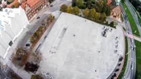 Projekt Roberta Koniecznego oczekiwany był z dużym zainteresowaniem. Przez środowisko, bo architekt był znany wcześniej wyłącznie z realizacji domów jednorodzinnych. Nowatorskich, niekiedy zaskakujących, niekonwencjonalnych, ale dość kameralnych.