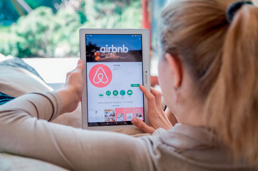 Założona w 2008 r. platforma Airbnb pozwala zarabiać w trakcie urlopu. Jak? Wynajmując własne mieszkanie innym podróżującym.