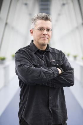 Rafał Kosik, autor cyklu książek „Felix, Net i Nika”, współpracował przy filmie „Cyberpunk: Edgerunners” i był najlepszym kandydatem do napisania powieści osadzonej w uniwersum „Cyberpunka 2077”