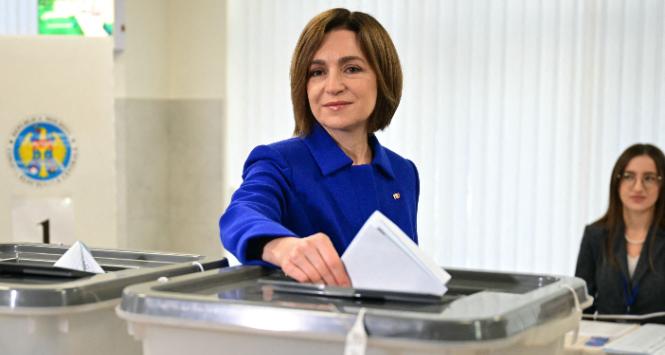 Prezydentka Maia Sandu głosuje w wyborach parlamentarnych w Mołdawii, które wygrała jej partia PAS