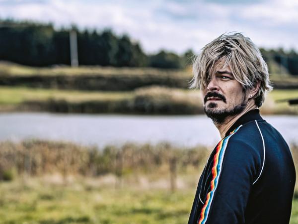 Kadr z filmu „Wszystkie nasze strachy”, zdobywcy Złotych Lwów. Na fot. Dawid Ogrodnik, odtwórca głównej roli.