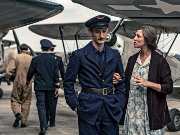 Gary (Pierre Niney) i jego matka (Charlotte Gainsbourg).