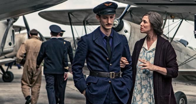 Gary (Pierre Niney) i jego matka (Charlotte Gainsbourg).