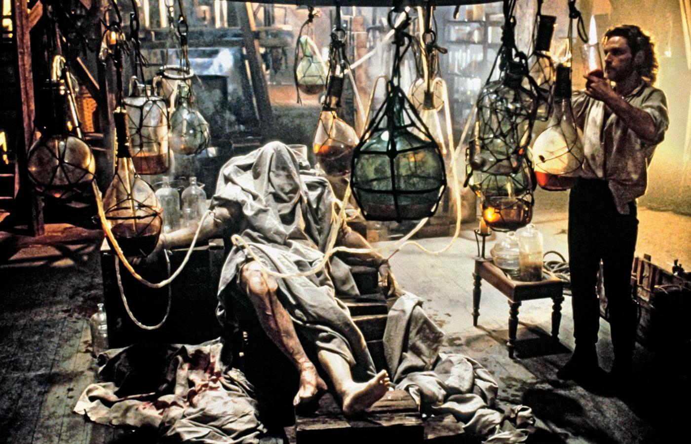 Kadr z filmu „Frankenstein” z 1994 r. z Robertem de Niro grającym monstrum.