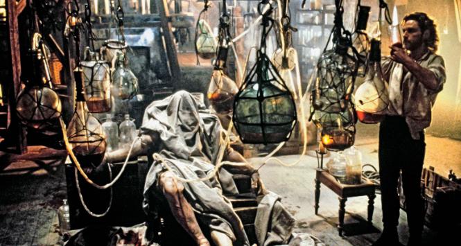 Kadr z filmu „Frankenstein” z 1994 r. z Robertem de Niro grającym monstrum.