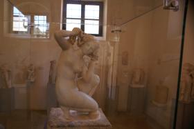 Rzymska marmurowa kopia (I w. n.e.) słynnej Afrodyty z Rodos rzeźbiarza Doidalsosa – największy skarb rodyjskiego Muzeum Archeologicznego – została wyłowiona z wód portu przez greckiego rybaka.