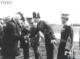 A tu - pełna gala. Spotkanie prezydenta Ignacego Mościckiego z korpusem dyplomatycznym podczas rewii wojskowej na Polu Mokotowskim, 3 maja 1936 r.