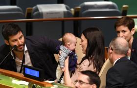 Jacinda Ardern z córką na Zgromadzeniu Ogólnym Organizacji Narodów Zjednoczonych, 2018.