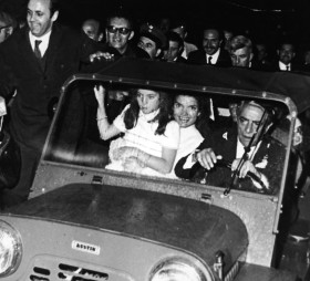 Po śmierci JFK, Jacqueline Kennedy w 1968 r. poślubiła greckiego multimilionera Arystotelesa Onassisa. Na fot. powrót z ceremonii na wyspie Skorpios w towarzystwie córki Jacqueline Caroline.
