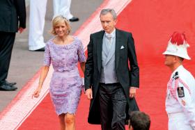 Bernard Arnault z żoną, pianistką Hélène Mercier na czerwonym dywanie w Monaco.