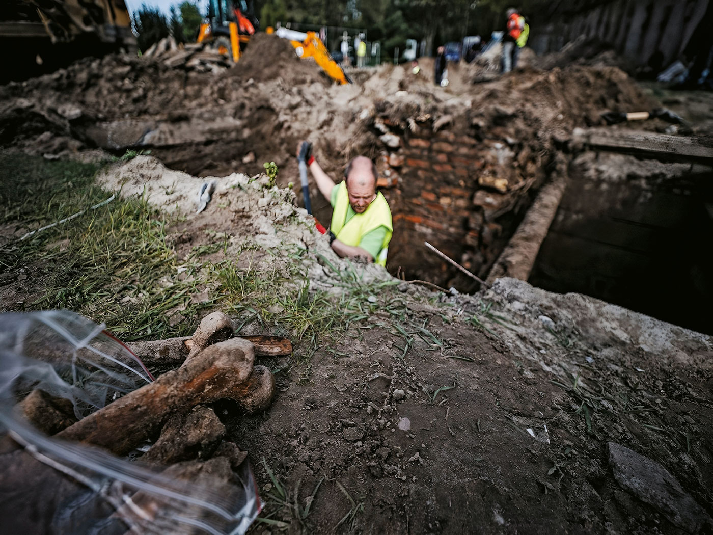 Jak badać szczątki z masowych grobów? Polska ma metodę. „To forma cichej sprawiedliwości” | Laboratoria pamięci