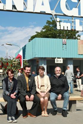 Na potrzeby filmu na pewien czas na bramę Stoczni Gdańskiej wrócił napis 'im. Lenina', co zbulwersowało część opinii publicznej. Ale nie ekipę.