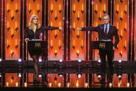 Pandemicznie zdystansowani prowadzący galę, Grażyna Torbicka i Jerzy Baczyński.