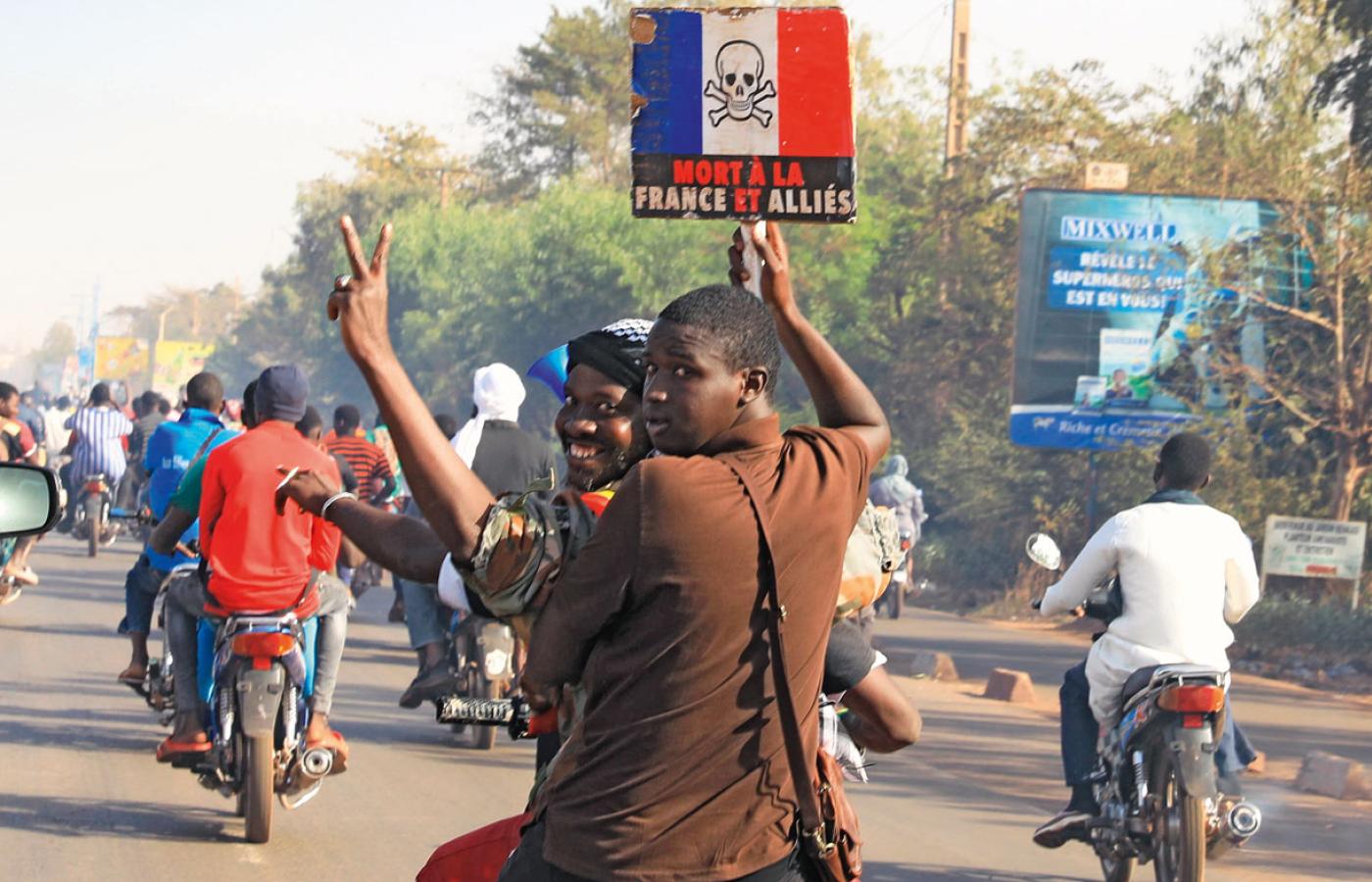 „Śmierć Francji i jej sojusznikom”, jedno z haseł podczas demonstracji w stolicy Mali Bamako, luty 2022 r.