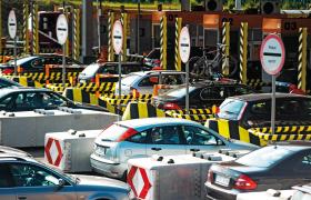 Wąskim gardłem okazały się autostradowe bramki, przed którymi w okresach szczytu trzeba odstać czasem godzinę albo dwie.