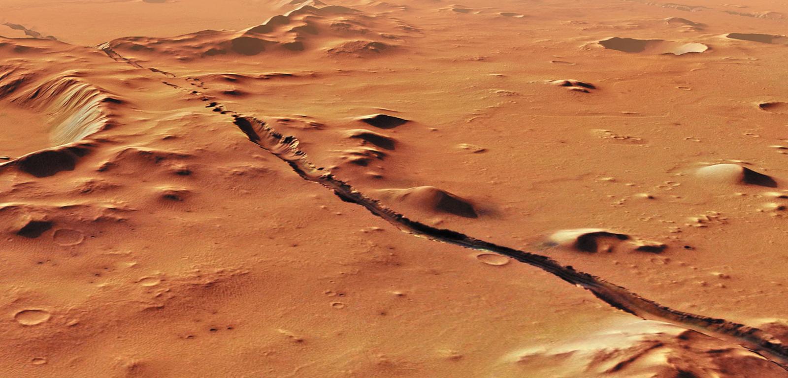 Jedna ze szczelin w obszarze Cerberus Fossae na Marsie. Spękanie biegnie przez wzniesienia i kratery, co wskazuje na ich względnie młody wiek.