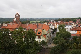 Gniew, widok z zamkowych okien na rynek i gotycki kościół św. Mikołaja