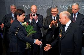 Jarosław Kaczyński i politycy PiS witają na warszawskim lotnisku premier Beatę Szydło po jej powrocie z Brukseli. Z tyłu, od lewej: minister spraw zagranicznych Witold Waszczykowski, minister obrony Antoni Macierewicz, marszałek Senatu Stanisław Karczewski i minister w KPRM Piotr Naimski.