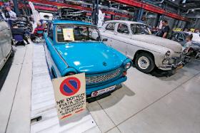 Motoryzacja z PRL ma swoich amatorów, od lewej: trabant 601 i warszawa 223.