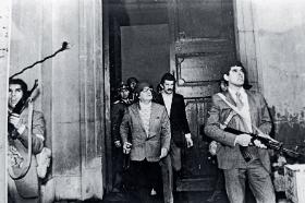 Prezydent Chile (1970-73) Salvador Allende (w hełmie) w dniu zamachu stanu, 11 września 1973 r.