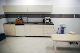 Obsesyjnie polerowany pawilon wychodzi z ofertą trzeźwościową dla obywateli niechcących sobą pomiatać.