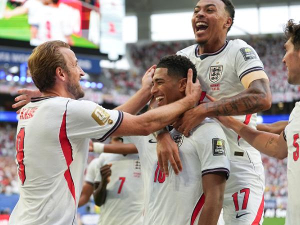 Jude Bellingham (10) cieszy się z kolegami z drużyny po zdobyciu gola w dogrywce podczas ćwierćfinału mistrzostw świata FIFA pomiędzy Norwegią a Anglią, rozegranego w sobotę 11 lipca 2026 r. na Miami Stadium w Miami Gardens na Florydzie