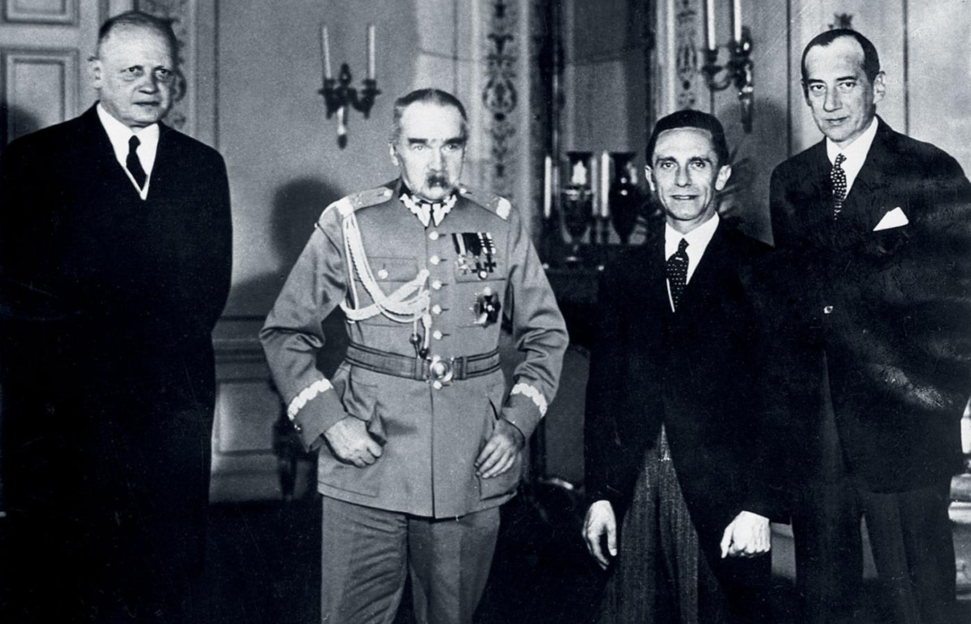 Po wykładzie Goebbelsa w Warszawie. Od lewej: ambasador von Moltke, marszałek Piłsudski, Joseph Goebbels, Józef Beck. 19 listopada 1934 r.