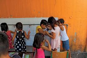 Dzieci mieszkające w liceum nr 5.