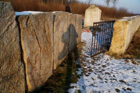 Brama cmentarza żydowskiego, na którym pochowano m.in. Żydów spalonych żywcem w Jedwabnem.