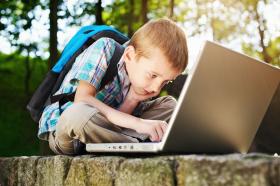 Coraz więcej dzieci w Polsce jest uzależnionych od internetu.