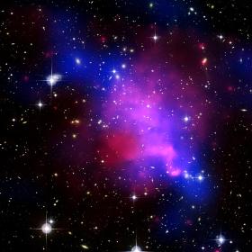 Tego szukamy. Gromada galaktyk Abel 520. Kolor różowy to widzialny gorący gaz. Obszary ciemnej materii zostały zaznaczone na niebiesko.