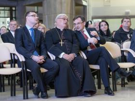 Zbigniew Ziobro podczas transmisji kanonizacji Papieża Jana Pawła II i Jana XXIII w Sanktuarium Miłosierdzia Bożego w Łagiewnikach.