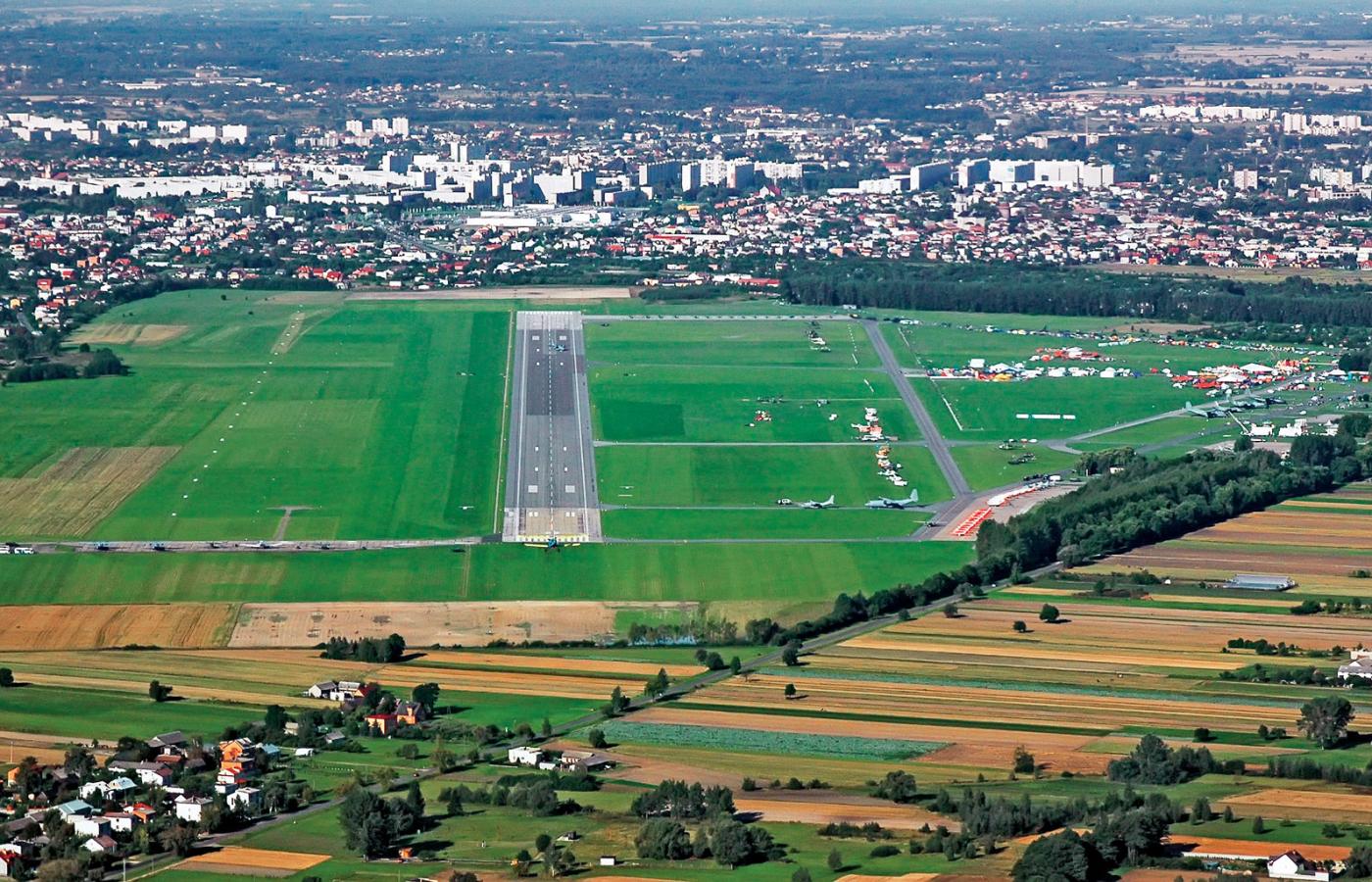 Lotnisko wojskowe Radom Sadków. Od 2013 r. mają tu też lądować samoloty pasażerskie.