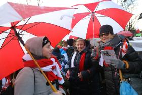 Mieszkańcy i goście w Gdańsku często sami dołączają do parady ubrani w barwy narodowe.