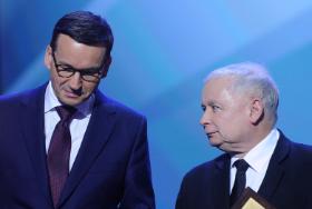 Siła Morawieckiego rośnie. Premier ma wsparcie Jarosława Kaczyńskiego, ale przeciwko sobie zjednoczone siły grup interesów.