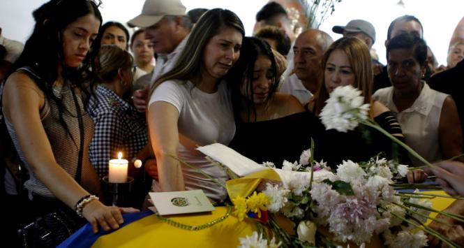 Przyjaciele opłakują Juana Estebana Marulanda, który zginął podczas ataku na szkołę kadetów w Bogocie.
